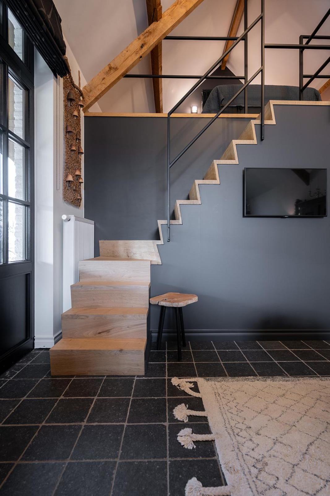 A&a Met Mezzanine